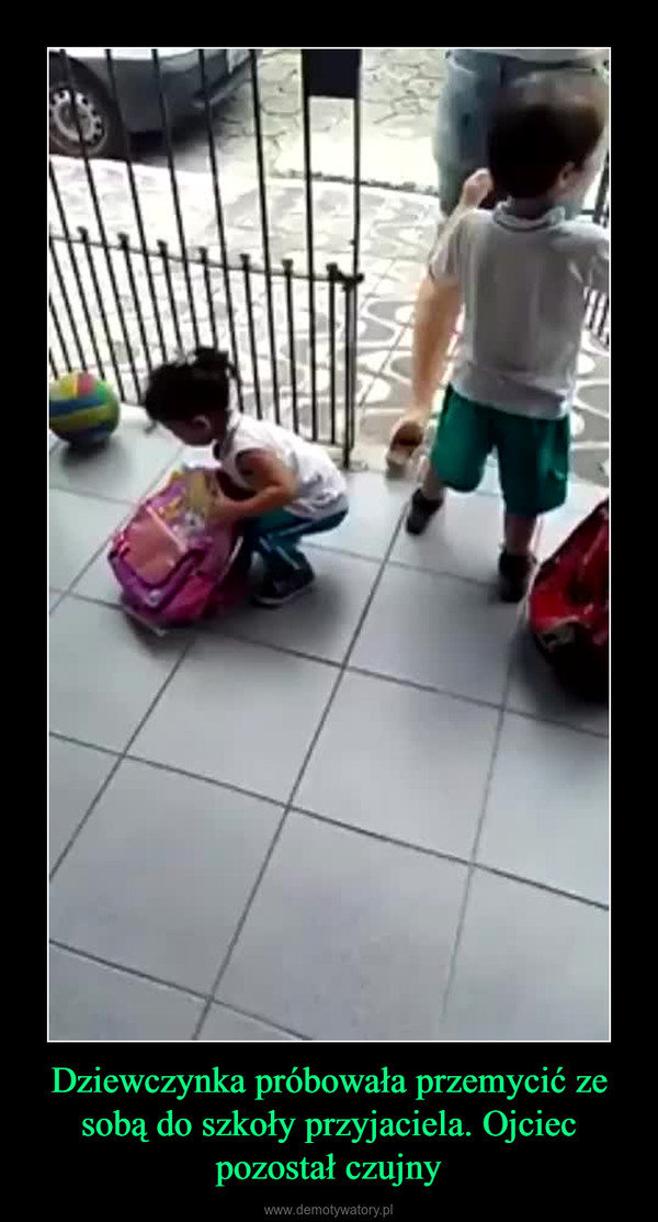 Dziewczynka próbowała przemycić ze sobą do szkoły przyjaciela. Ojciec pozostał czujny –  