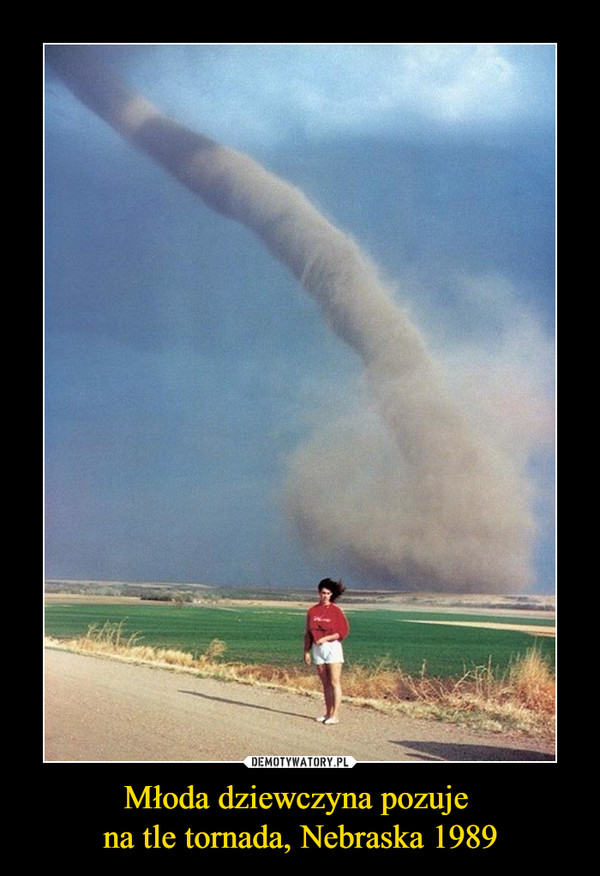 Młoda dziewczyna pozuje na tle tornada, Nebraska 1989 –  