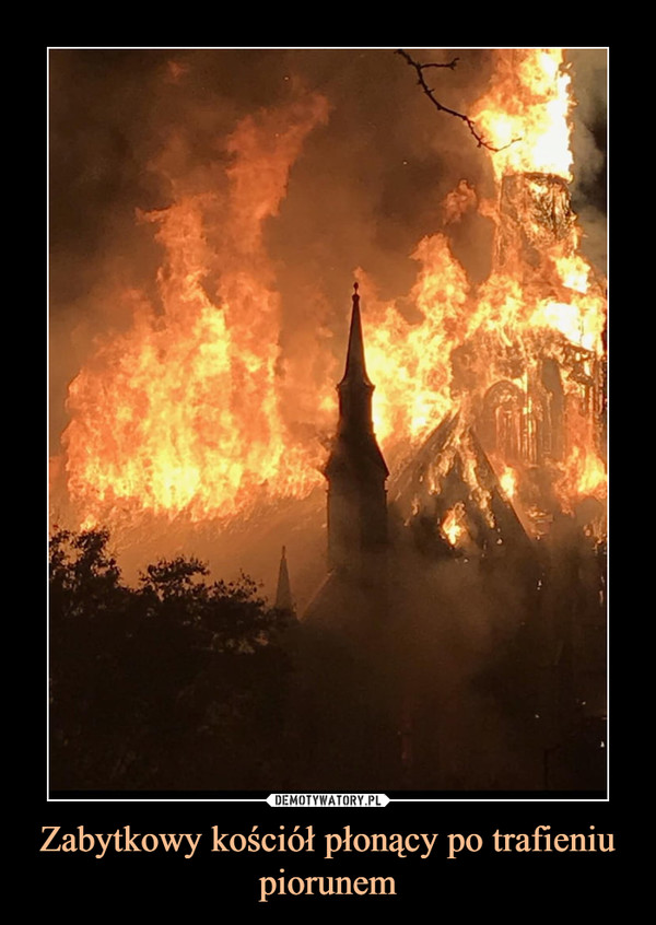 Zabytkowy kościół płonący po trafieniu piorunem –  