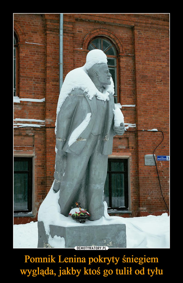 Pomnik Lenina pokryty śniegiem wygląda, jakby ktoś go tulił od tyłu