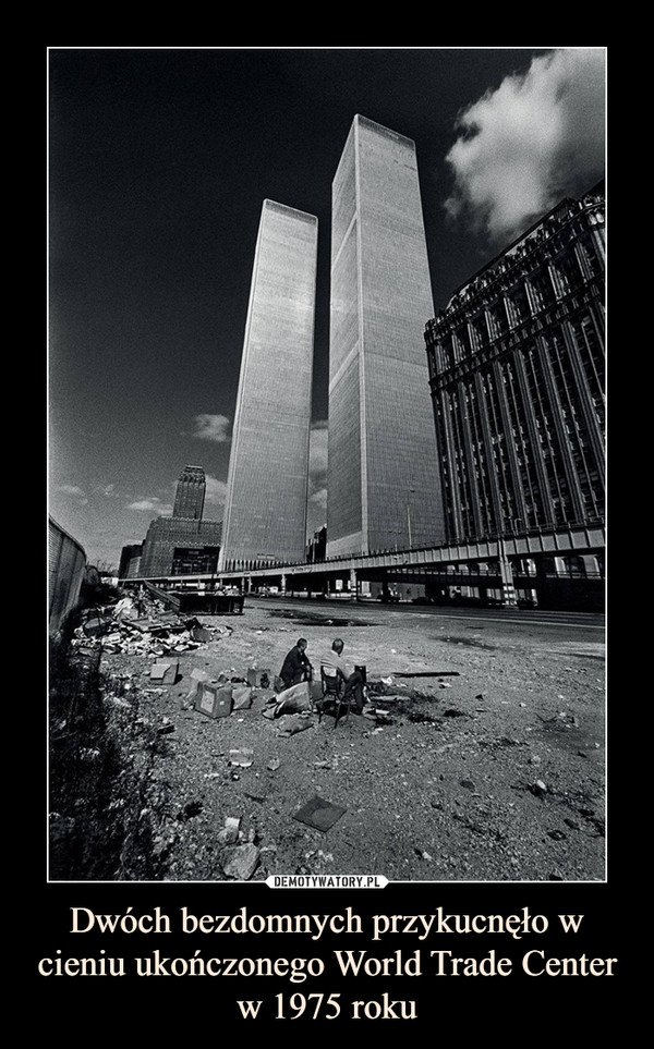 Dwóch bezdomnych przykucnęło w cieniu ukończonego World Trade Center w 1975 roku –  