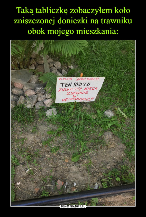 Taką tabliczkę zobaczyłem koło zniszczonej doniczki na trawniku obok mojego mieszkania:
