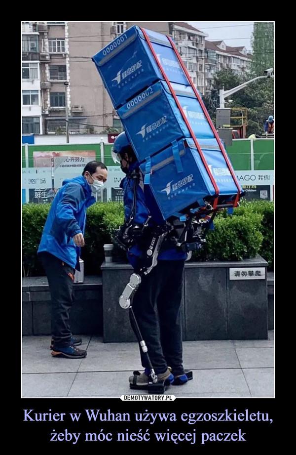 Kurier w Wuhan używa egzoszkieletu, żeby móc nieść więcej paczek –  