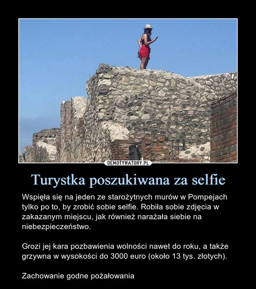 Turystka poszukiwana za selfie