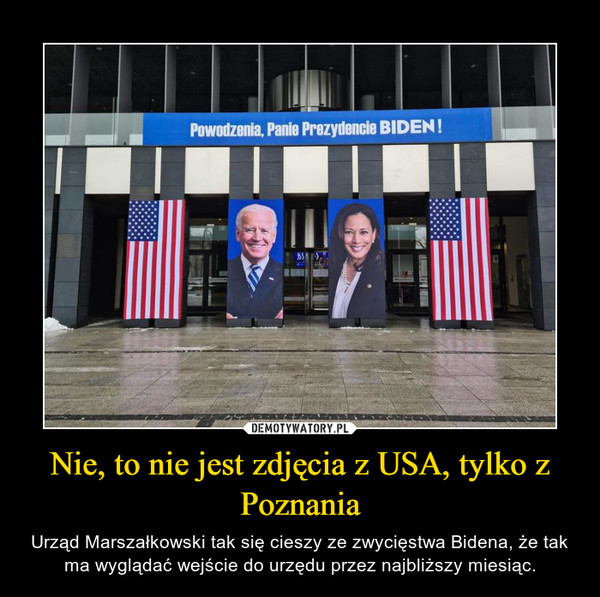 Nie, to nie jest zdjęcia z USA, tylko z Poznania – Urząd Marszałkowski tak się cieszy ze zwycięstwa Bidena, że tak ma wyglądać wejście do urzędu przez najbliższy miesiąc. 