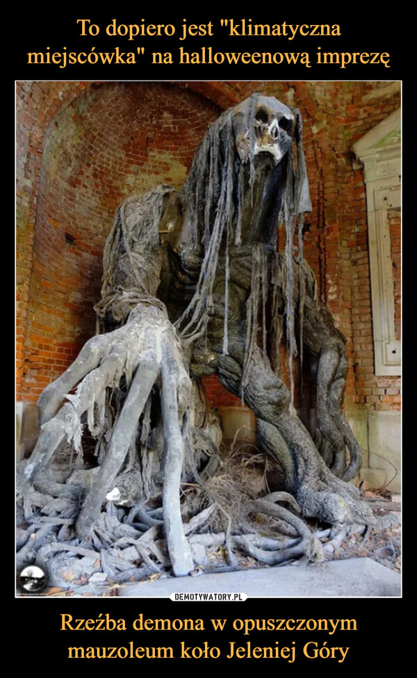 Rzeźba demona w opuszczonym mauzoleum koło Jeleniej Góry –  