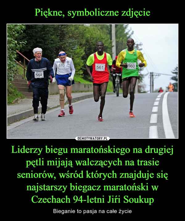 Liderzy biegu maratońskiego na drugiej pętli mijają walczących na trasie seniorów, wśród których znajduje się najstarszy biegacz maratoński w Czechach 94-letni Jiŕi Soukup – Bieganie to pasja na całe życie 