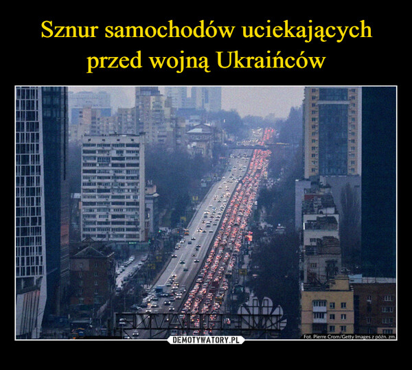Sznur samochodów uciekających przed wojną Ukraińców
