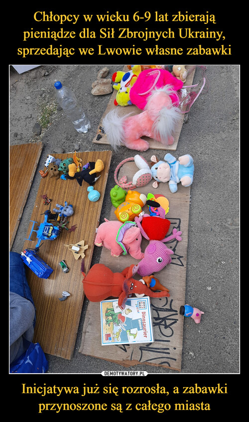 Chłopcy w wieku 6-9 lat zbierają pieniądze dla Sił Zbrojnych Ukrainy, sprzedając we Lwowie własne zabawki Inicjatywa już się rozrosła, a zabawki przynoszone są z całego miasta