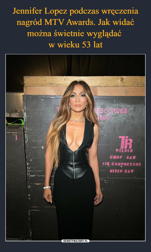 Jennifer Lopez podczas wręczenia nagród MTV Awards. Jak widać można świetnie wyglądać 
w wieku 53 lat