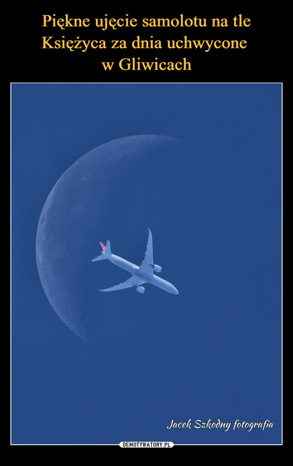 Piękne ujęcie samolotu na tle Księżyca za dnia uchwycone 
w Gliwicach