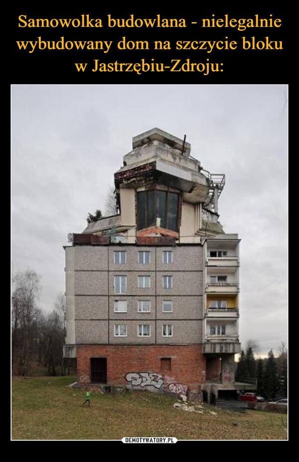 Samowolka budowlana - nielegalnie wybudowany dom na szczycie bloku w Jastrzębiu-Zdroju:
