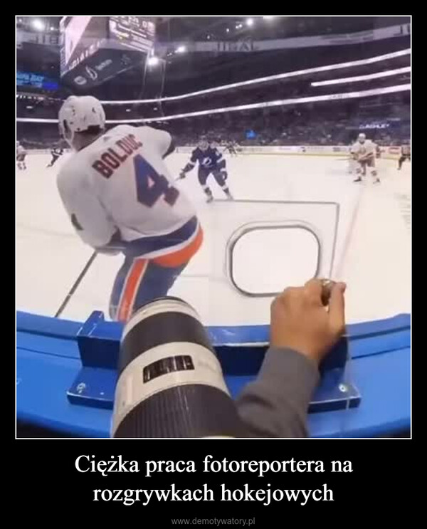 Ciężka praca fotoreportera na rozgrywkach hokejowych –  PA BAYPOV: You take photosat an NHL game.BAIaf enBOLDU