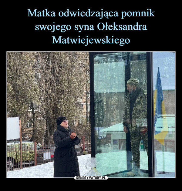 Matka odwiedzająca pomnik swojego syna Ołeksandra Matwiejewskiego