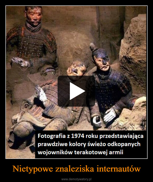 Nietypowe znaleziska internautów –  Fotografia z 1974 roku przedstawiającaprawdziwe kolory świeżo odkopanychwojowników terakotowej armii